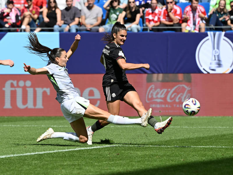 Objekt der Begierde: der Supercup. - Foto: Uli Deck/dpa
