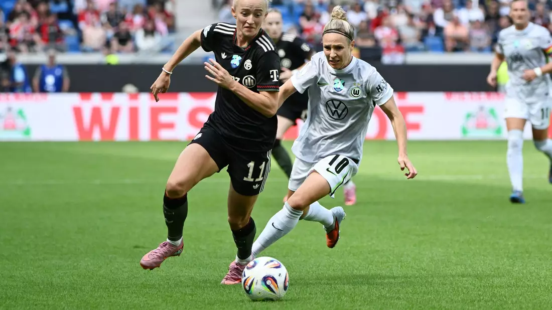 Bayerns Lea Schüller im Duell mit der Wolfsburgerin Svenja Huth. - Bild: Uli Deck/dpa