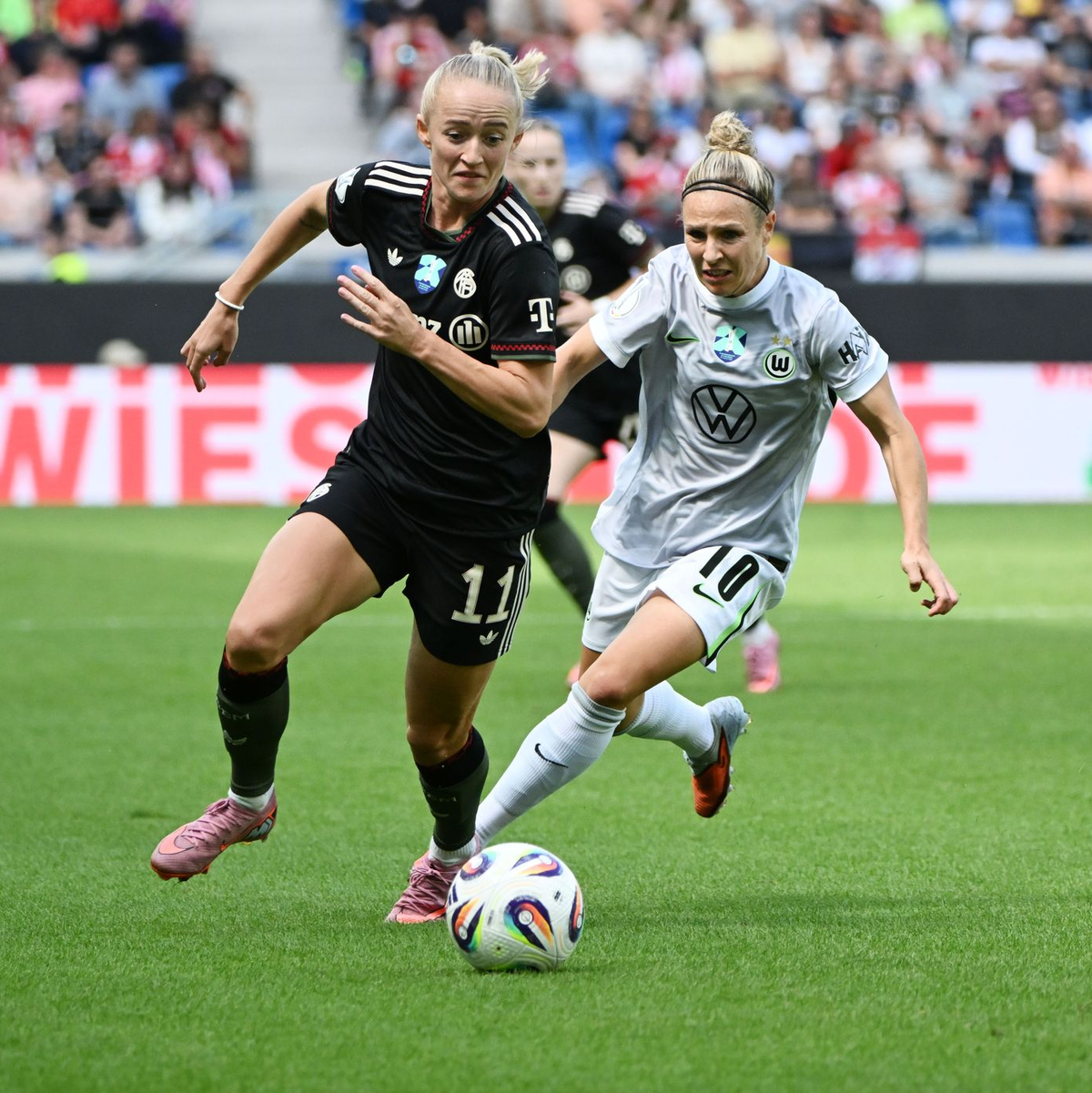 Bayerns Lea Schüller im Duell mit der Wolfsburgerin Svenja Huth. - Foto: Uli Deck/dpa