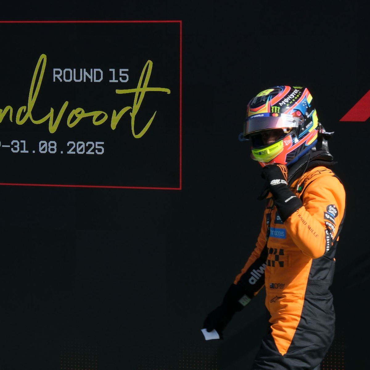 Auf dem Podest war die Trophäe noch ganz. - Foto: Patrick Post/AP/dpa