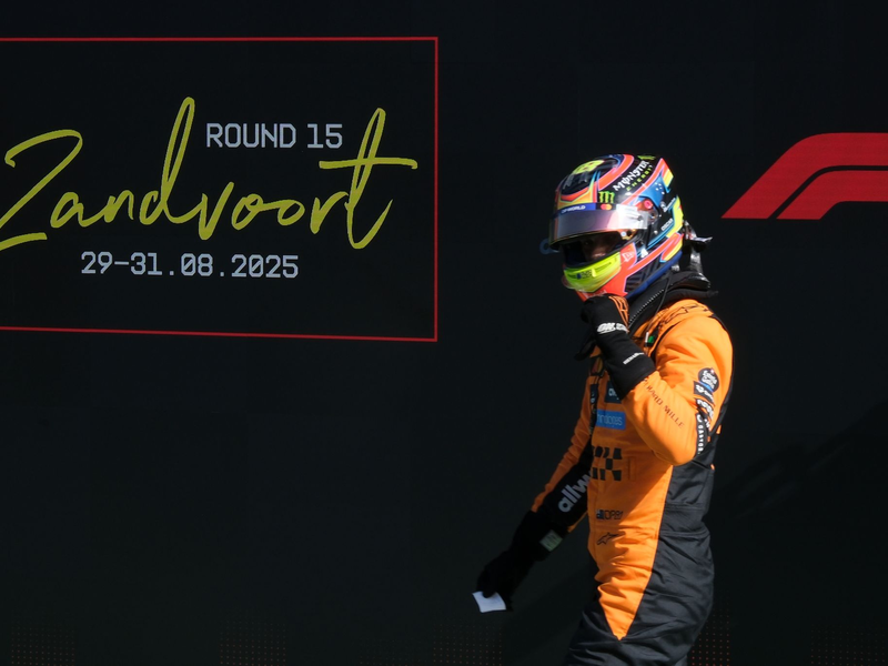 Auf dem Podest war die Trophäe noch ganz. - Foto: Patrick Post/AP/dpa