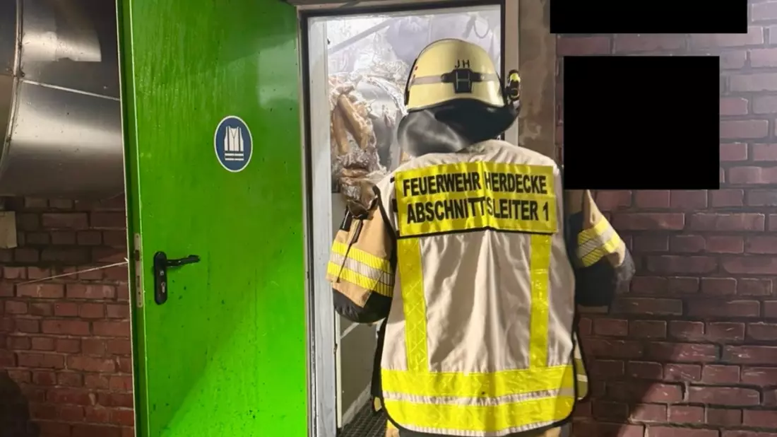 FW-EN: Abschlussmeldung - Brand im Industriebetrieb in Herdecke - Die Feuerwehren des Ennepe-Ruhr-Kreis sind mit 132 Einsatzkräften über 7 Stunde im Einsatz. - Bild: presseportal.de