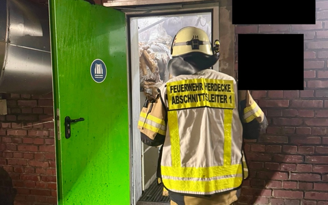 FW-EN: Abschlussmeldung - Brand im Industriebetrieb in Herdecke - Die Feuerwehren des Ennepe-Ruhr-Kreis sind mit 132 EinsatzkrĂ€ften ĂŒber 7 Stunde im Einsatz. - Foto: presseportal.de FW-EN: Abschlussmeldung - Brand im Industriebetrieb in Herdecke - Die Feuerwehren des Ennepe-Ruhr-Kreis sind mit 132 EinsatzkrĂ€ften ĂŒber 7 Stunde im Einsatz. - Foto: presseportal.de