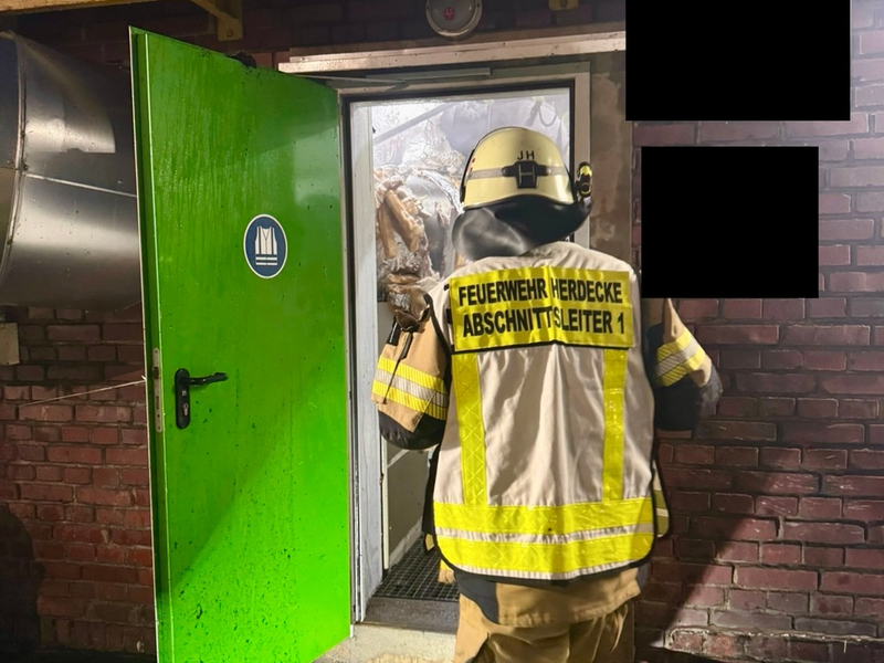 FW-EN: Abschlussmeldung - Brand im Industriebetrieb in Herdecke - Die Feuerwehren des Ennepe-Ruhr-Kreis sind mit 132 Einsatzkräften über 7 Stunde im Einsatz. - Foto: presseportal.de