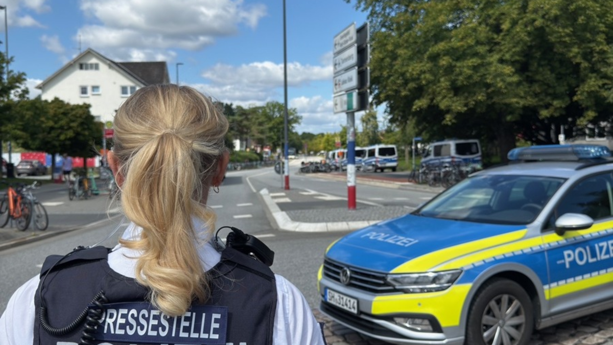 POL-KI: 250830.5 - Fußballeinsatz zum Heimspiel Holstein Kiel gegen Hannover 96 - Foto: presseportal.de