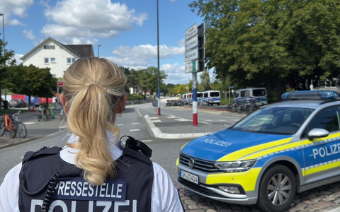 POL-KI: 250830.5 - Fußballeinsatz zum Heimspiel Holstein Kiel gegen Hannover 96 - Foto: presseportal.de