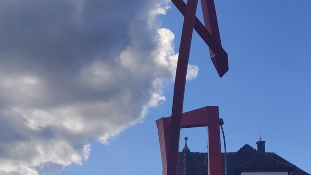 POL-PDLD: Skulptur bemalt/besprüht - Zeugen gesucht - Foto: presseportal.de