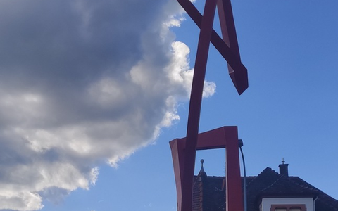 POL-PDLD: Skulptur bemalt/besprüht - Zeugen gesucht - Foto: presseportal.de