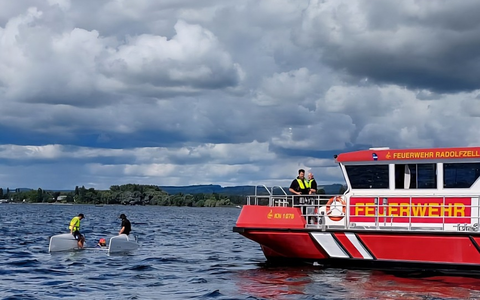 FW-Radolfzell: Katamaran gekentert - Foto: presseportal.de