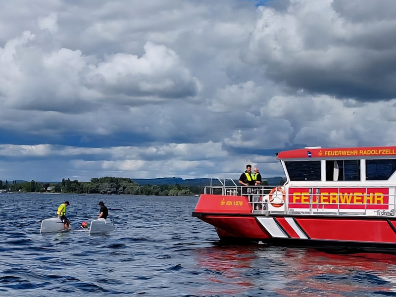 FW-Radolfzell: Katamaran gekentert - Foto: presseportal.de