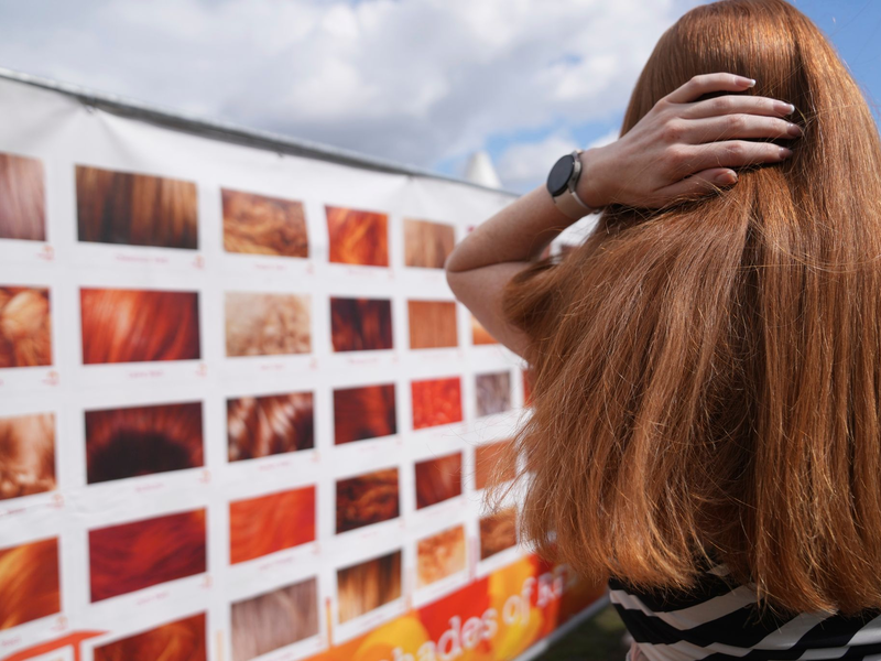 Das Rothaarigen-Festival in Tilburg ist wie ein Familientreff. - Foto: Virginia Mayo/AP/dpa