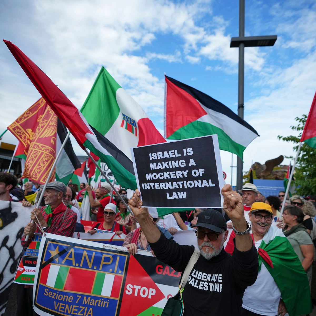 Demonstranten auf dem Weg zur Insel Lido, wo auch das Festival stattfindet.  - Foto: Alessandra Tarantino/Invision/AP/dpa