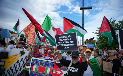 Demonstranten auf dem Weg zur Insel Lido, wo auch das Festival stattfindet. - Foto: Alessandra Tarantino/Invision/AP/dpa Demonstranten auf dem Weg zur Insel Lido, wo auch das Festival stattfindet. - Foto: Alessandra Tarantino/Invision/AP/dpa