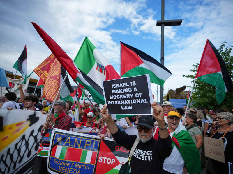 Demonstranten auf dem Weg zur Insel Lido, wo auch das Festival stattfindet.  - Foto: Alessandra Tarantino/Invision/AP/dpa