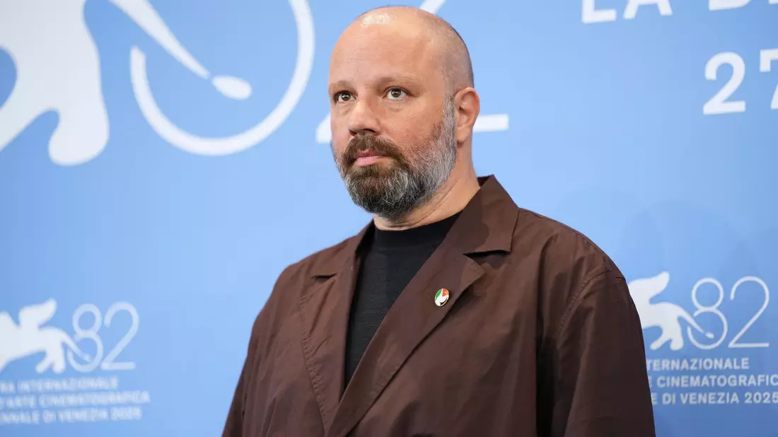 Regisseur Lanthimos trug in Venedig einen Anstecker mit den Farben der palästinensischen Flagge. - Bild: Scott A Garfitt/Invision/AP/dpa