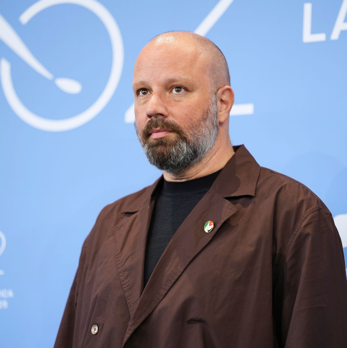 Regisseur Lanthimos trug in Venedig einen Anstecker mit den Farben der palästinensischen Flagge. - Foto: Scott A Garfitt/Invision/AP/dpa