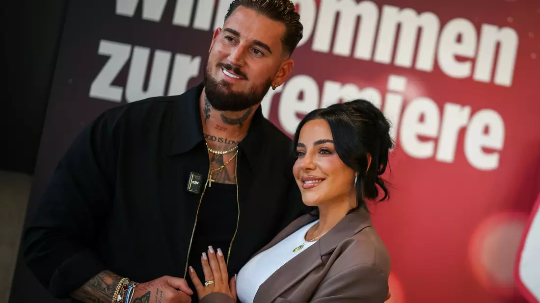 Die Reality-Stars Leyla und Mike Heiter (r) gaben sich das Ja-Wort. (Archivbild) - Bild: Christoph Reichwein/dpa