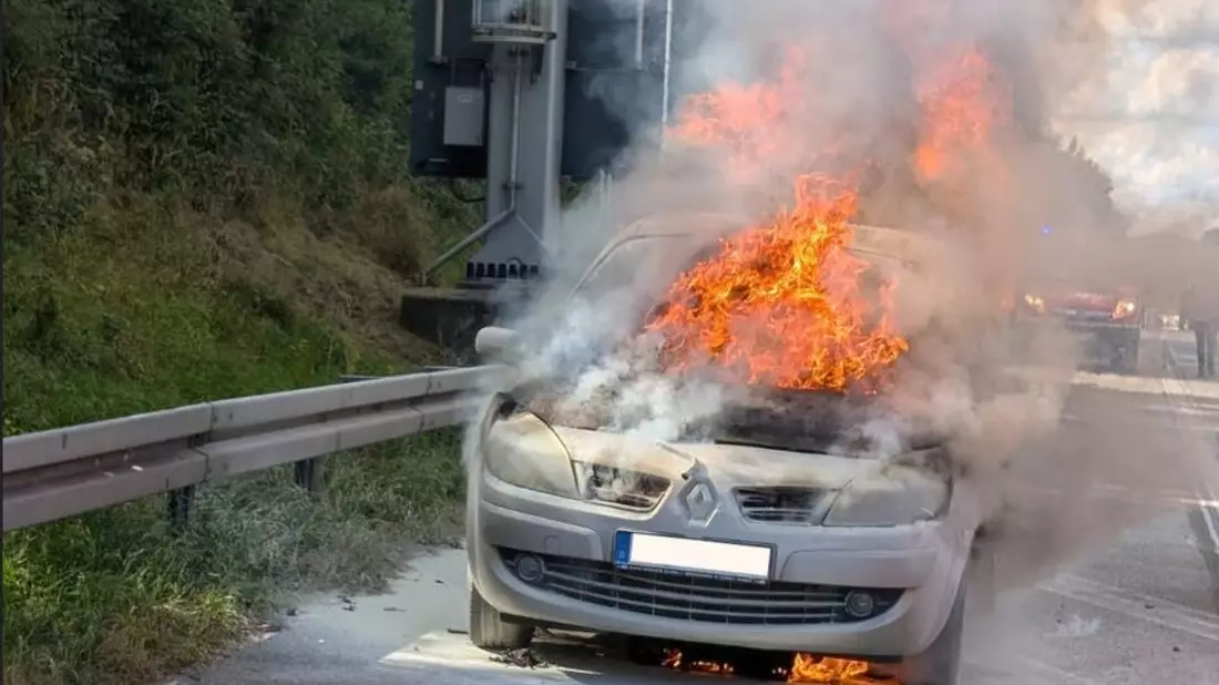 FW Stuttgart: Vollbrand eines PKW auf der Bundesautobahn A8 - Bild: presseportal.de