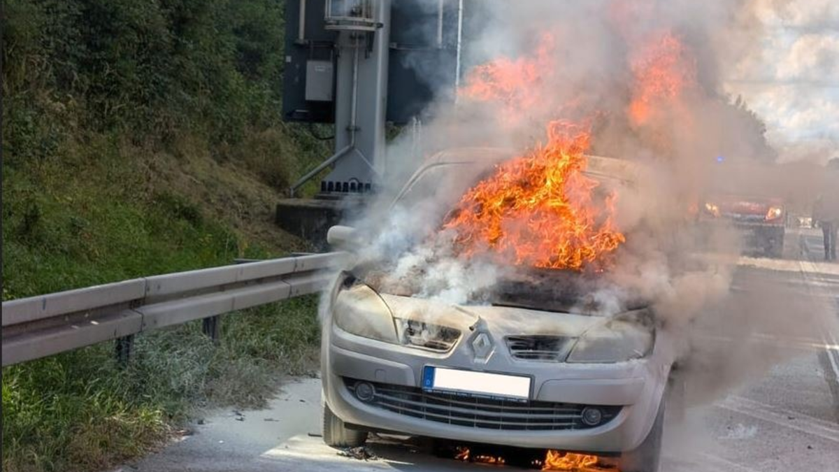 FW Stuttgart: Vollbrand eines PKW auf der Bundesautobahn A8 - Foto: presseportal.de
