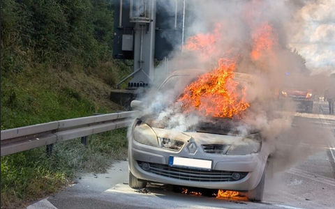 FW Stuttgart: Vollbrand eines PKW auf der Bundesautobahn A8 - Foto: presseportal.de