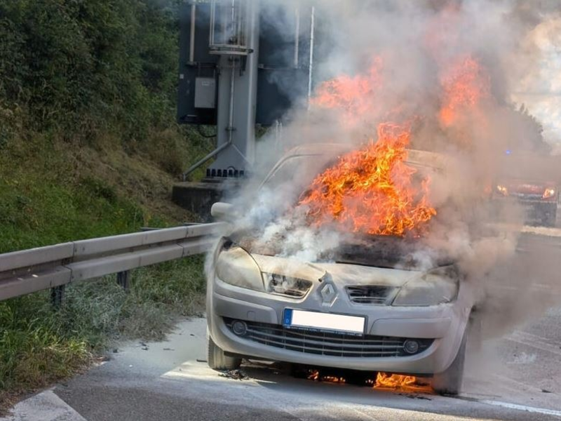 FW Stuttgart: Vollbrand eines PKW auf der Bundesautobahn A8 - Foto: presseportal.de
