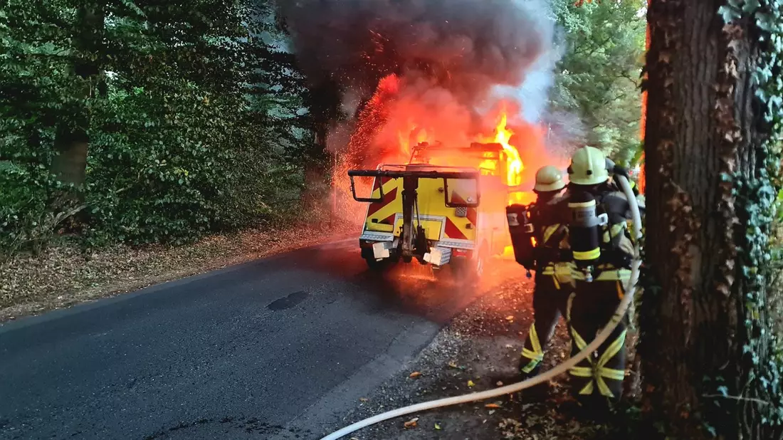 FW Bocholt: Fahrzeugbrand auf der Schloßallee - Feuerwehr Bocholt im Einsatz - Bild: presseportal.de