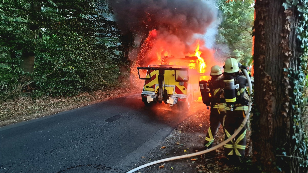FW Bocholt: Fahrzeugbrand auf der Schloßallee - Feuerwehr Bocholt im Einsatz - Foto: presseportal.de