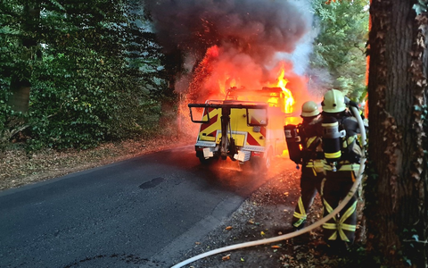 FW Bocholt: Fahrzeugbrand auf der Schloßallee - Feuerwehr Bocholt im Einsatz - Foto: presseportal.de