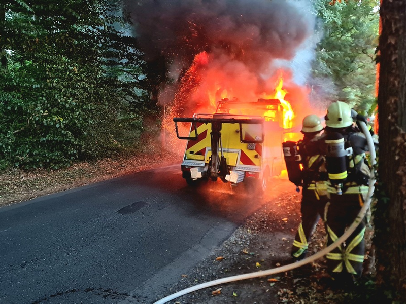 FW Bocholt: Fahrzeugbrand auf der Schloßallee - Feuerwehr Bocholt im Einsatz - Foto: presseportal.de