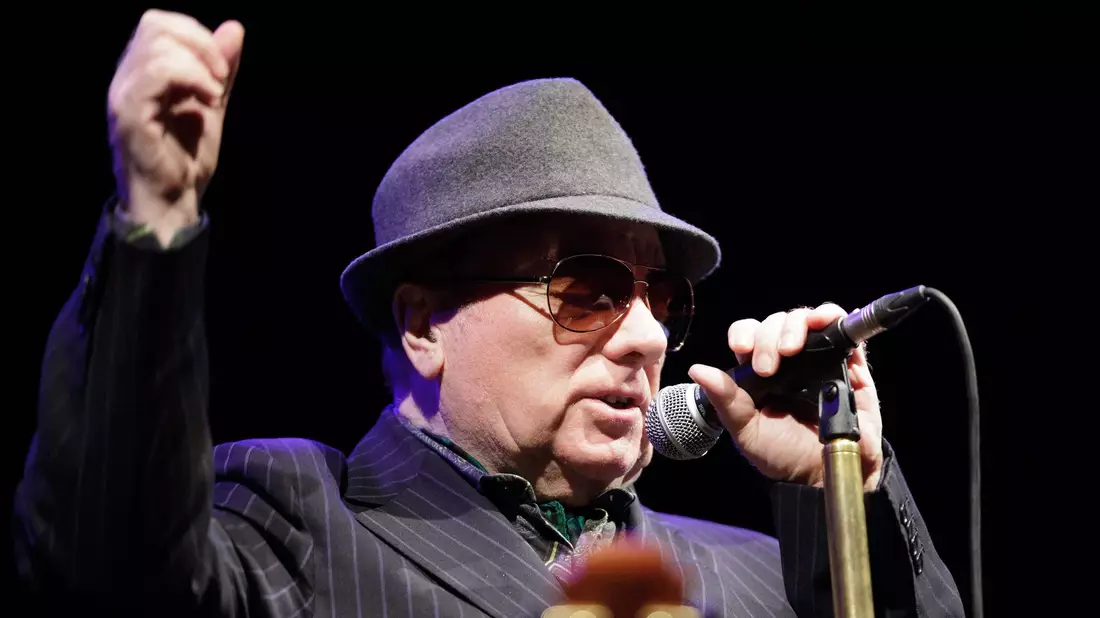 Rund um seinen 80. Geburtstag steht Van Morrison in seiner Heimatstadt Belfast auf der Bühne. (Archivbild) - Bild: Georg Hochmuth/epa/dpa