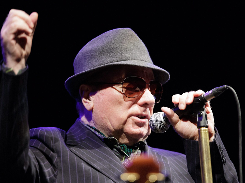 Rund um seinen 80. Geburtstag steht Van Morrison in seiner Heimatstadt Belfast auf der Bühne. (Archivbild) - Foto: Georg Hochmuth/epa/dpa