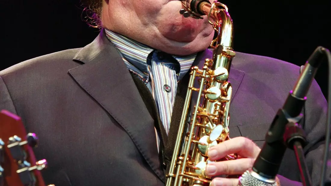 Van Morrison ist auch ein versierter Saxofonist - hier bei einem Konzert in Freiburg 2007. (Archivbild) - Bild: picture alliance / dpa
