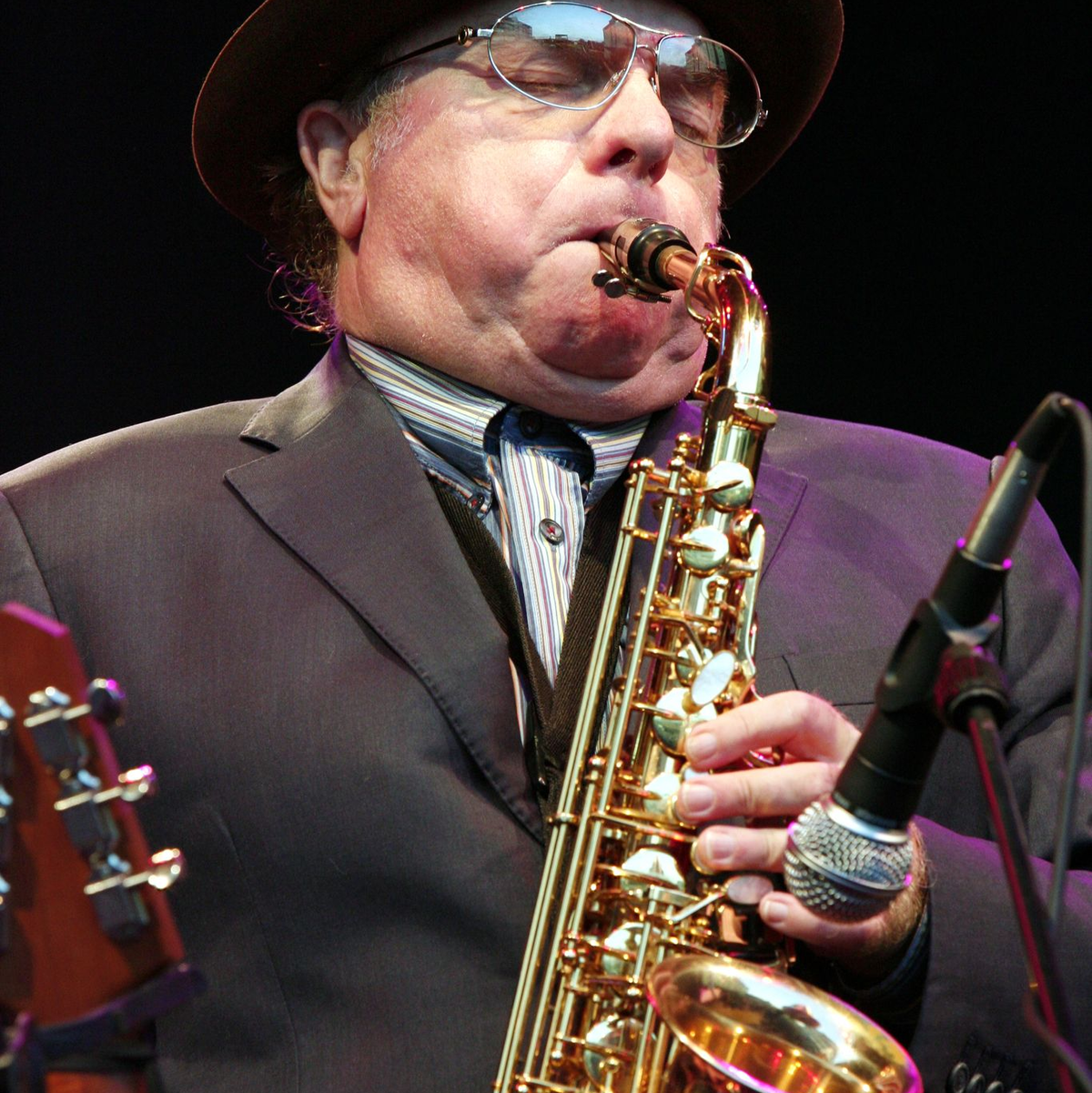 Van Morrison ist auch ein versierter Saxofonist - hier bei einem Konzert in Freiburg 2007. (Archivbild) - Foto: picture alliance / dpa