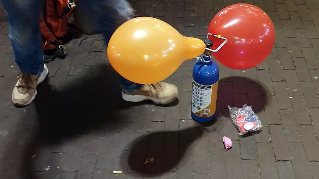 Lachgas aus Luftballons einzuatmen, ist kein harmloser Party-Spaß. Die gesundheitlichen Folgen können gravierend sein. (Archivbild)  - Bild: Annette Birschel/dpa