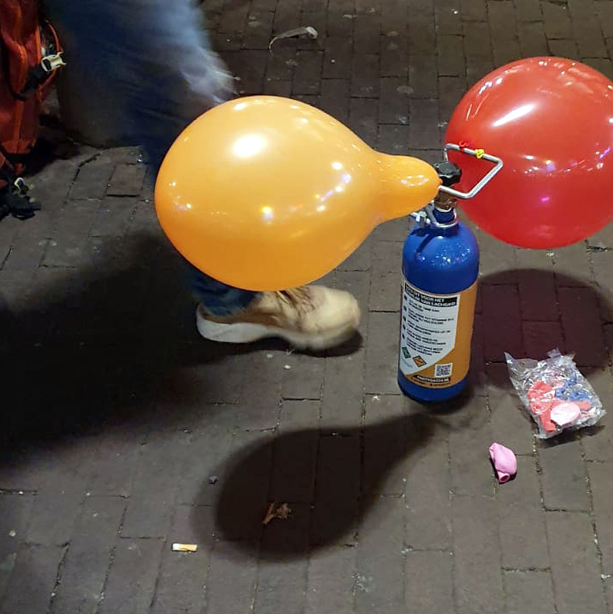 Lachgas aus Luftballons einzuatmen, ist kein harmloser Party-Spaß. Die gesundheitlichen Folgen können gravierend sein. (Archivbild)  - Foto: Annette Birschel/dpa