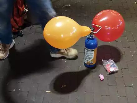 Lachgas aus Luftballons einzuatmen, ist kein harmloser Party-Spaß. Die gesundheitlichen Folgen können gravierend sein. (Archivbild) - Foto: Annette Birschel/dpa
