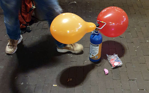 Lachgas aus Luftballons einzuatmen, ist kein harmloser Party-Spaß. Die gesundheitlichen Folgen können gravierend sein. (Archivbild)  - Foto: Annette Birschel/dpa