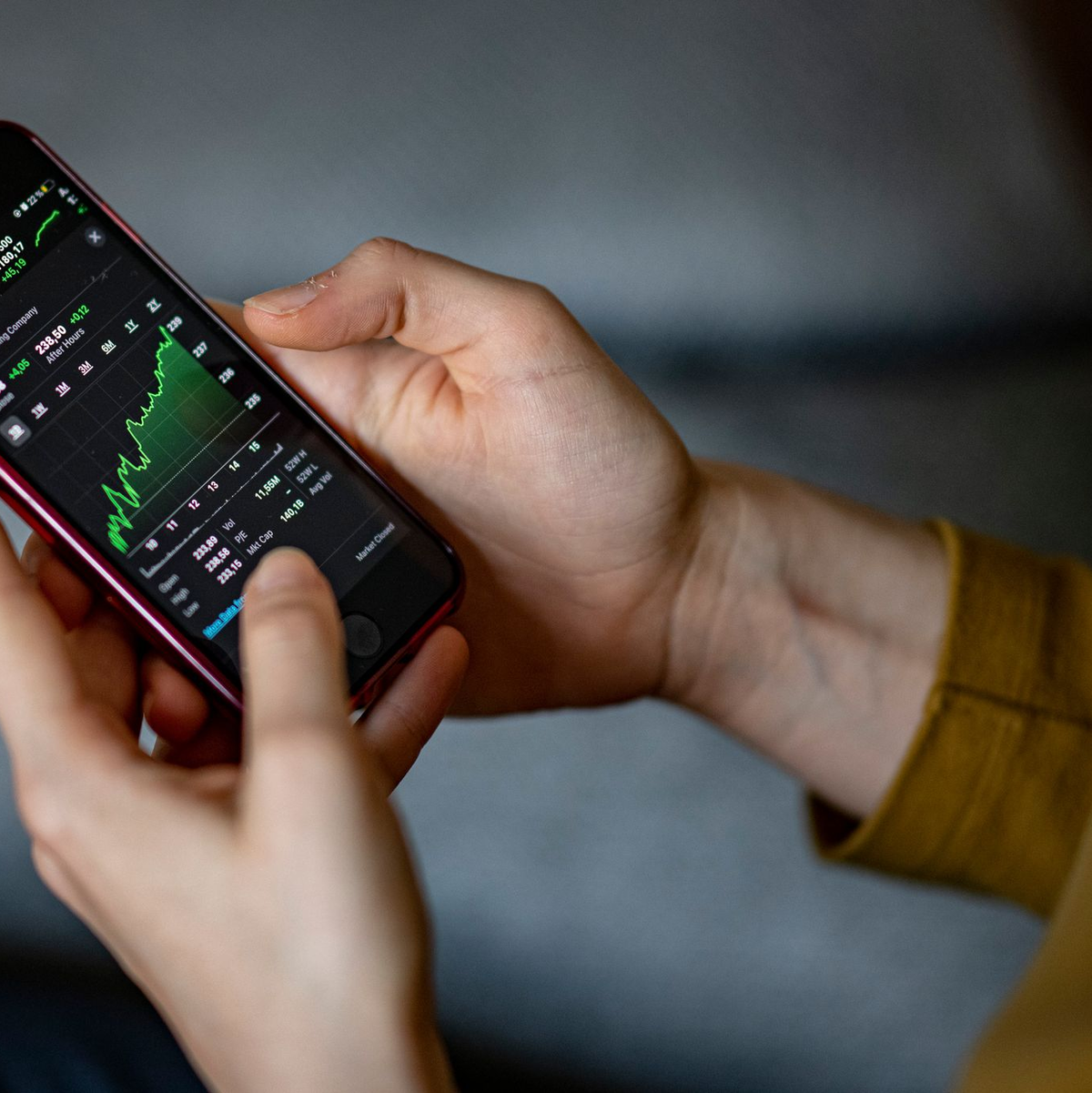 Nur eine knappe Mehrheit der 18- bis 30-Jährigen kennt sich nach eigener Einschätzung mit Finanzen aus. (Symbolbild) - Foto: Fabian Sommer/dpa/dpa-tmn