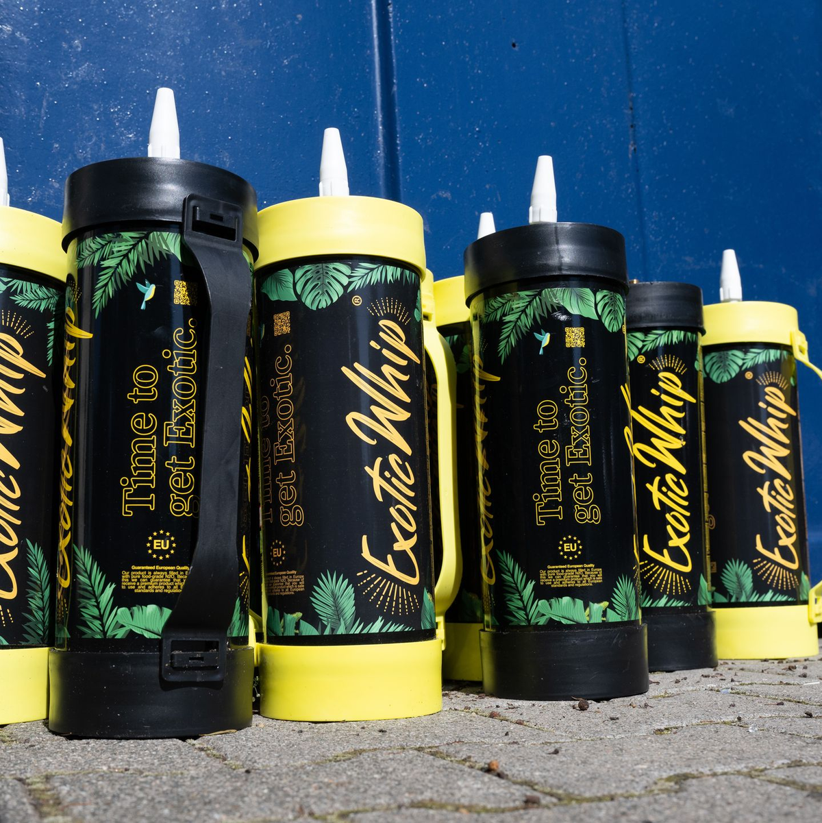 Lachgas wird in Kartuschen zum Beispiel an Kiosken verkauft. (Archivbild) - Foto: Boris Roessler/dpa