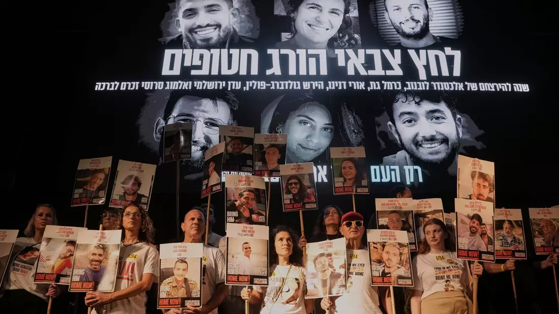 Erneut demonstrierten in Israel Tausende Menschen für ein Ende des Gaza-Kriegs.  - Bild: Mahmoud Illean/AP/dpa