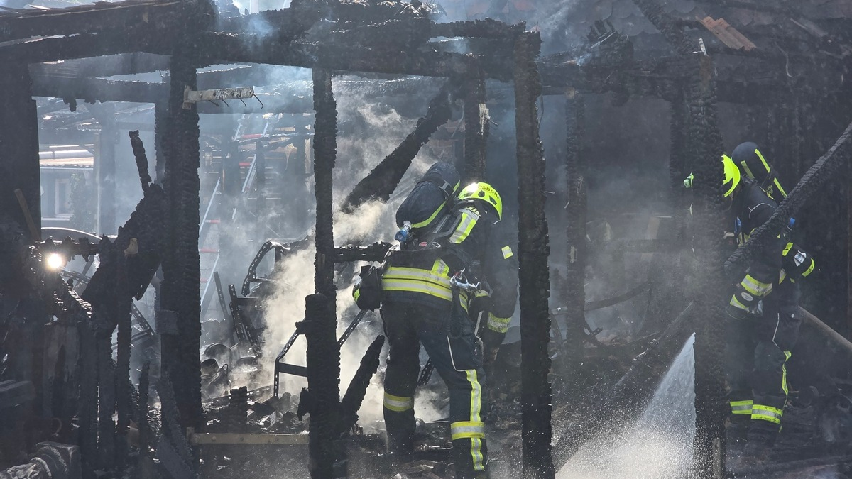 FW Bad Segeberg: Brand eines Anbaus in voller Ausdehnung - zwei Katzen gerettet - Foto: presseportal.de