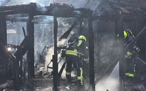 FW Bad Segeberg: Brand eines Anbaus in voller Ausdehnung - zwei Katzen gerettet - Foto: presseportal.de