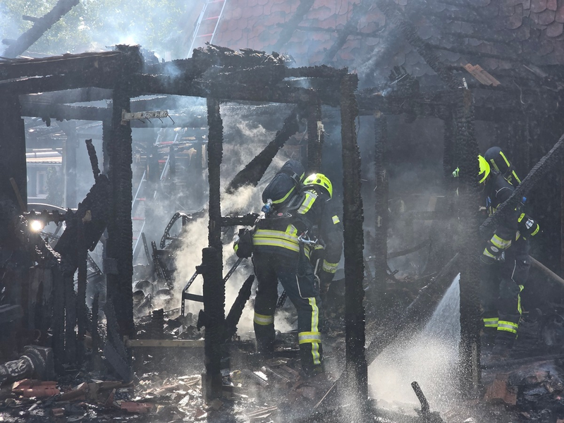 FW Bad Segeberg: Brand eines Anbaus in voller Ausdehnung - zwei Katzen gerettet - Foto: presseportal.de
