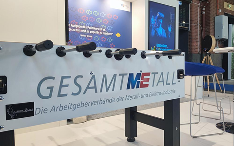 Kicker mit Gesamtmetall-Logo (Archiv) - Foto: über dts Nachrichtenagentur