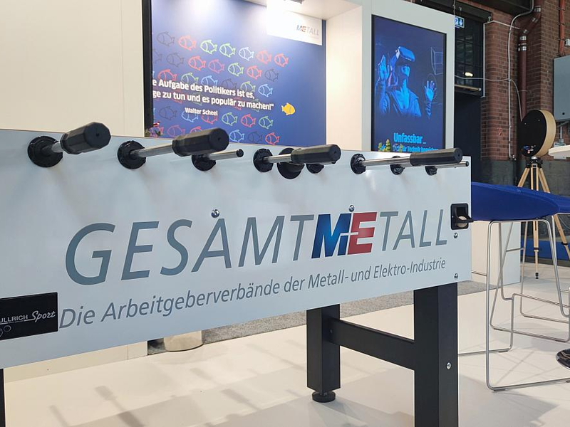 Kicker mit Gesamtmetall-Logo (Archiv) - Foto: über dts Nachrichtenagentur
