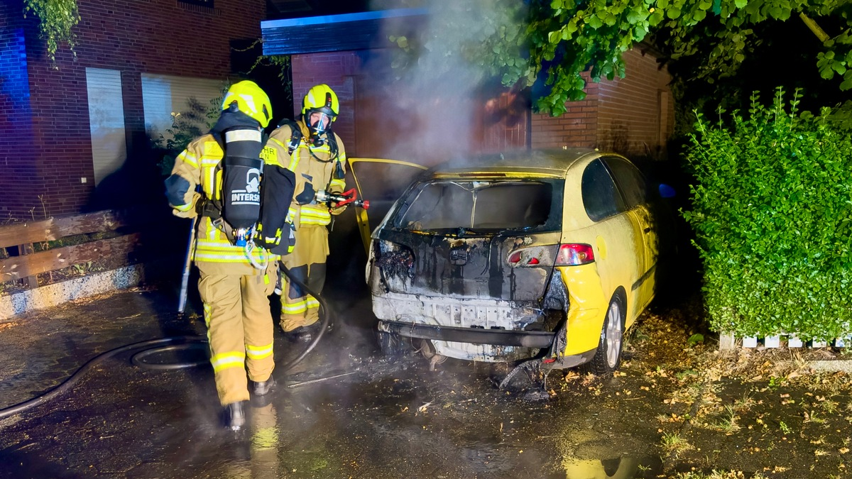FW-OLL: Nächtlicher Fahrzeugbrand vor Wohngebäude - Foto: presseportal.de