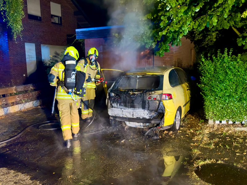 FW-OLL: Nächtlicher Fahrzeugbrand vor Wohngebäude - Foto: presseportal.de