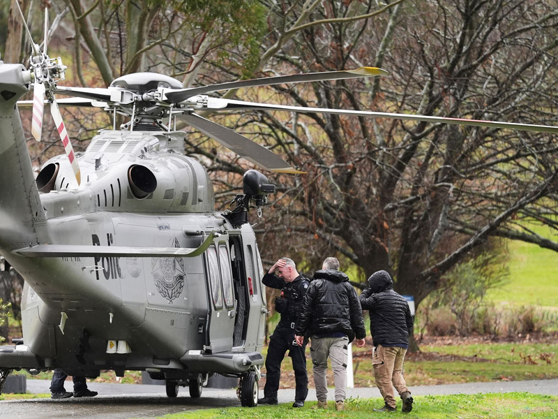 Die Polizei richtete ihre Kommandozentrale auf einem Weingut ein. - Foto: Simon Dallinger/AAP/AP/dpa