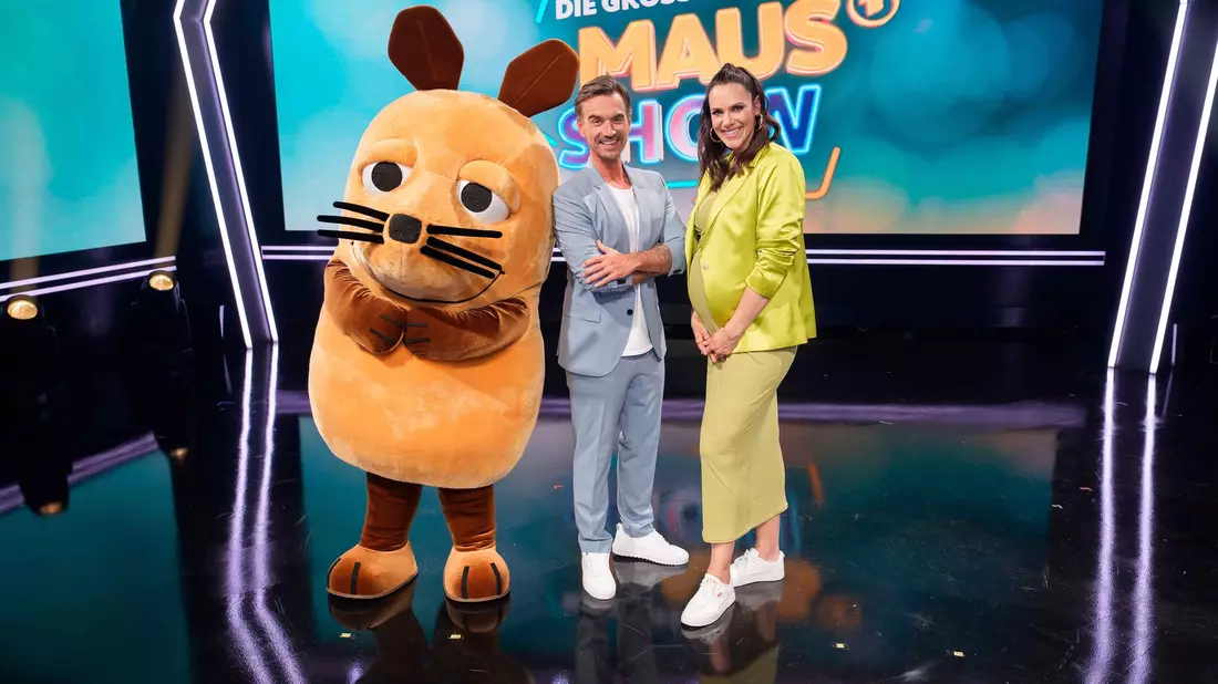 Vor ihrer Pause hatte Moderatorin Esther Sedlaczek ihren Kollegen und Vertreter Florian Silbereisen in der Show begrüßt. (Archivbild) - Bild: Annika Fußwinkel/WDR/Foolproofed/dpa