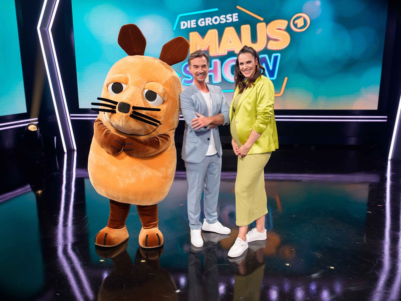 Vor ihrer Pause hatte Moderatorin Esther Sedlaczek ihren Kollegen und Vertreter Florian Silbereisen in der Show begrüßt. (Archivbild) - Foto: Annika Fußwinkel/WDR/Foolproofed/dpa